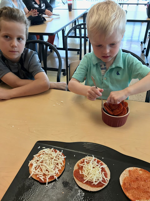 Kids making pizza Hyvee Cooking Class